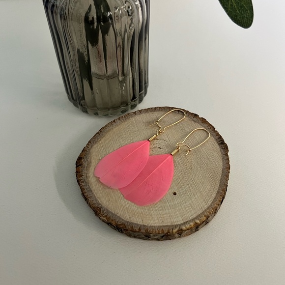 Flirty Hippie Chic Lightweight Feather Earrings - Feather Kawaii Hoops Earrings - Picture 5 of 16